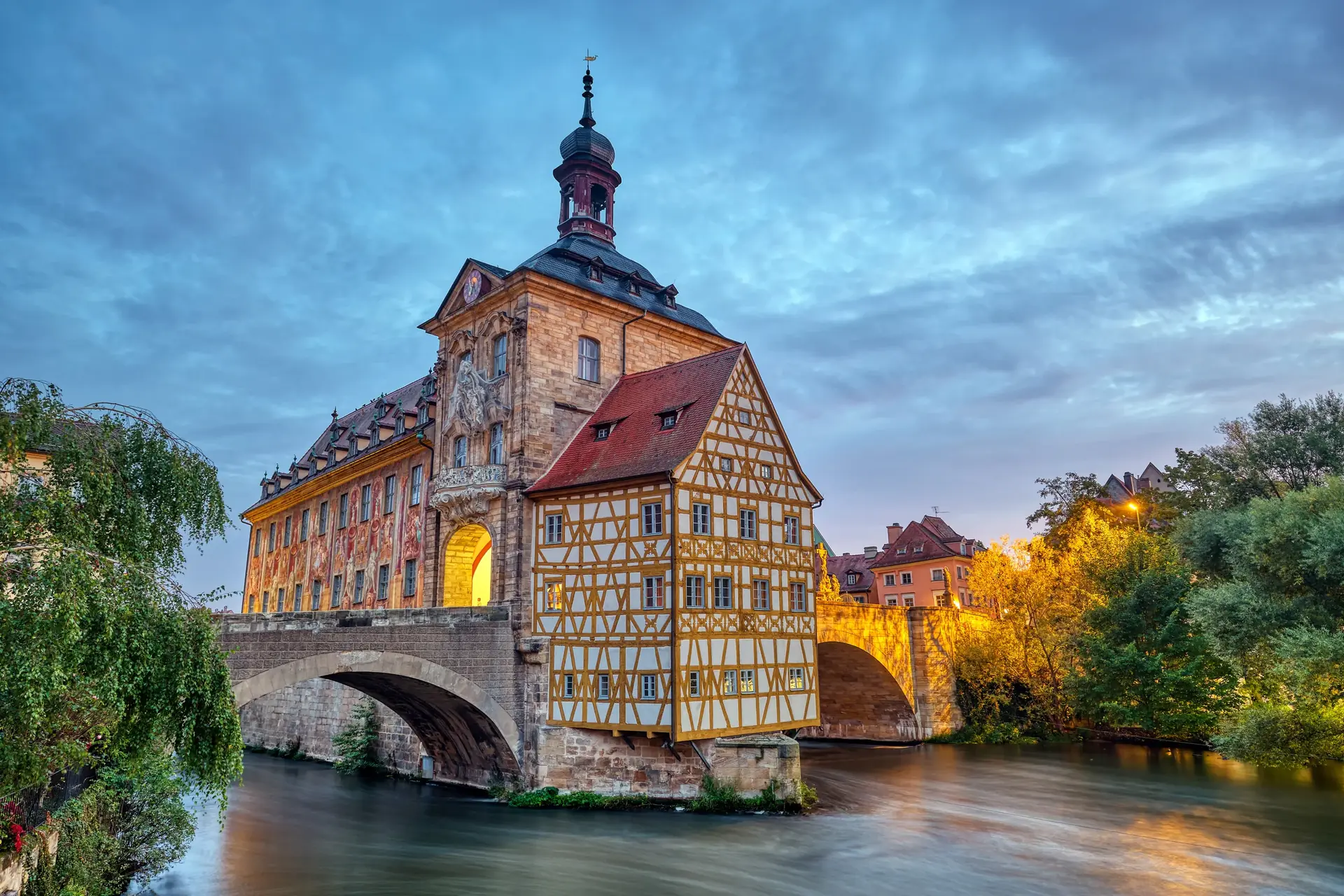 Altes Rathaus in Bamberg in der Abenddämmerung